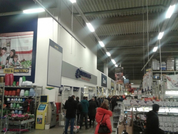 FOTO PANICĂ în MAGAZINE: Cetăţenii CUMPĂRĂ produse alimentare la greu, de FRICĂ să nu se scumpească