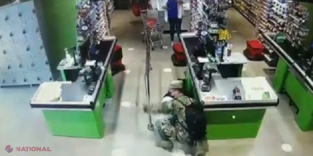 VIDEO // Momentul în care unui bărbat i se face rău într-un magazin de la Botanica și cade lovindu-se puternic cu capul de o bară: Un militar sare să-i acorde ajutor