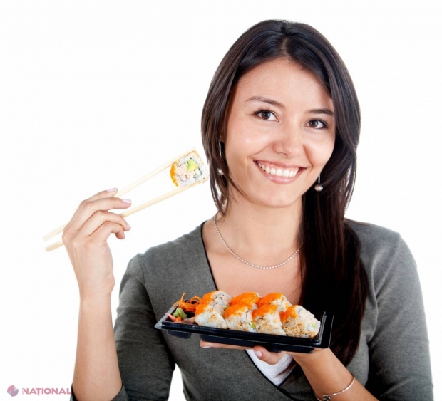 De ce NU E BINE să mănânci în picioare: „Este foarte DĂUNĂTOR”