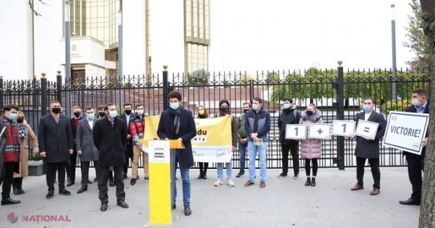 VIDEO // Tinerii de la PAS, DA, PUN și „UNIREA”, acțiune comună în fața Președinției: „Toți tinerii să voteze Maia Sandu”