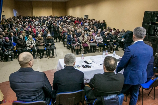 FOTO // Oamenii din Grozești și-au făcut cu greu loc în sală, la întâlnirea cu consăteanul Vlad Plahotniuc: „Oamenii știu că eu le-am rămas mereu aproape”