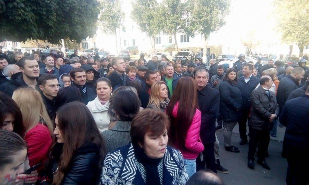 FOTO // PROTEST și CONTRAPROTEST la Judecătoria Buiucani. Instanța decide dacă va fi arestat Vlad Filat