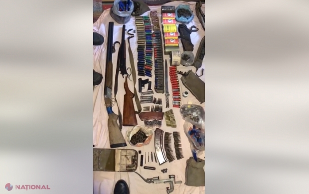 VIDEO // Arme și muniții deținute ilegal, descoperite la foști membri ai unei formațiuni PARAMILITARE din Găgăuzia: Oamenii legii încearcă să afle cu ce scop era păstrat arsenalul