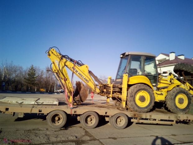 FOTO // Fratele la nevoie se cunoaște! O localitate din România a donat un EXCAVATOR unui sat din R. Moldova: „Mulțumim pentru acest cadou!”