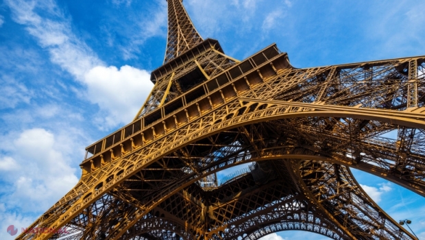 Doi turişti beți au petrecut noaptea în Turnul Eiffel. Au fost descoperiţi dimineaţa dormind în celebra construcție