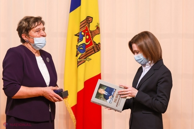 FOTO // Președinta Maia Sandu a dus „Ordinul Republicii”, cea mai înaltă distincție a R. Moldova, la București: Cine e persoana care a primit-o 