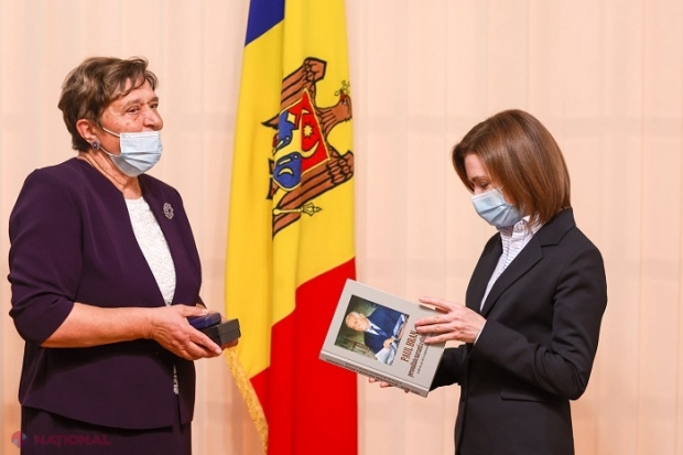 FOTO // Președinta Maia Sandu a dus „Ordinul Republicii”, cea mai înaltă distincție a R. Moldova, la București: Cine e persoana care a primit-o