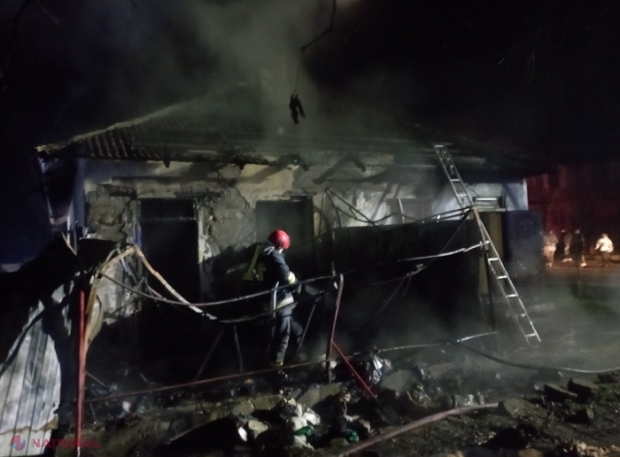 Incendiu la Bălți: Salvatorii au găsit în interiorul încăperii cuprinse de flăcări patru persoane inconștiente, iar un bărbat a murit