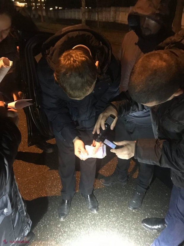 FOTO // „Combinatorul” de la Poliția de Frontieră, care soluționa dosarele legate de FURTUL de automobile din România, a fost reținut în FLAGRANT delict, când încasa o mită de 12 000 de euro