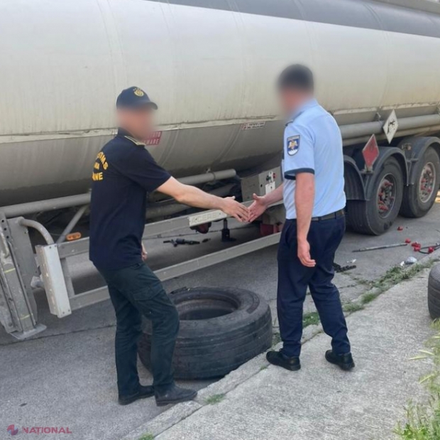 Mii de pachete de țigări, ascunse în roțile a două autocisterne, descoperite de vameșii din R. Moldova și România, în cadrul controlului coordonat de la Leușeni-Albița