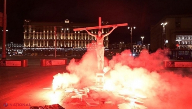 Bărbat „răstignit” pe o cruce în fața sediului central al FSB din Moscova, în semn de protest. În august s-a „spânzurat” de un pod