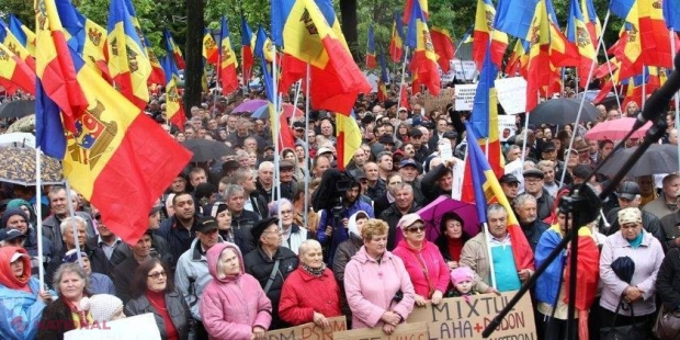 VIDEO // Protestul societății civile și partidelor de opoziție în fața Parlamentului, ÎMPOTRIVA sistemului MIXT