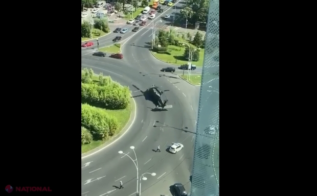 FOTO, VIDEO // Un elicopter Black Hawk american a ATERIZAT FORȚAT în piaţa Charles de Gaulle din București. Au fost dărâmați câțiva stâlpi, iar traficul oprit