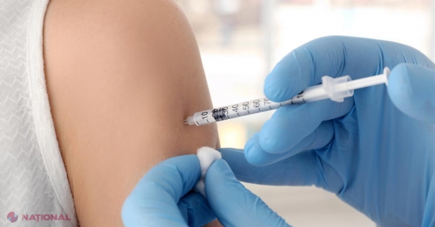 Mii de persoane au fost „vaccinate” cu apă salină împotriva COVID-19. Escrocii au obţinut 28.000 de dolari de pe urma victimelor