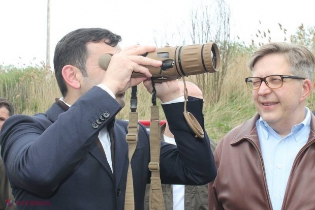 FOTO // Premierul Chiril Gaburici, în rol de polițist de frontieră, la un an de la abolirea vizelor în ţările UE