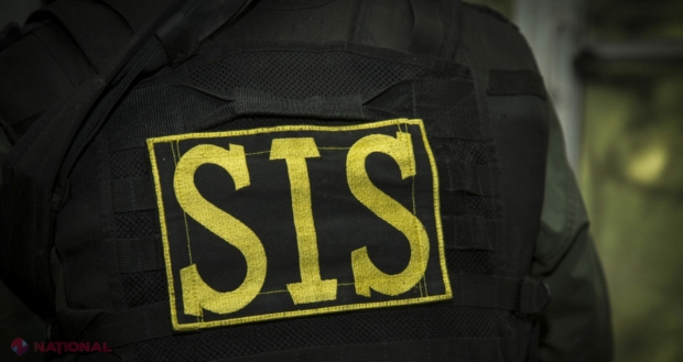VIDEO // Un fost ofițer de la SIS a încercat să MITUIASCĂ un coleg din cadrul instituției de inteligență. Unul dintre figuranți facilita intrarea pe teritoriul R. Moldova a refugiaților din Ucraina