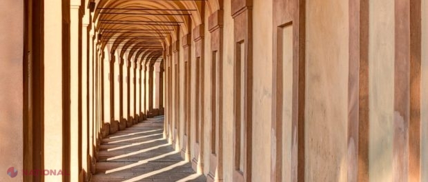 FOTO // Cel mai lung coridor din lume. Este format din 666 de arcade și a fost construit în secolul al XII-lea