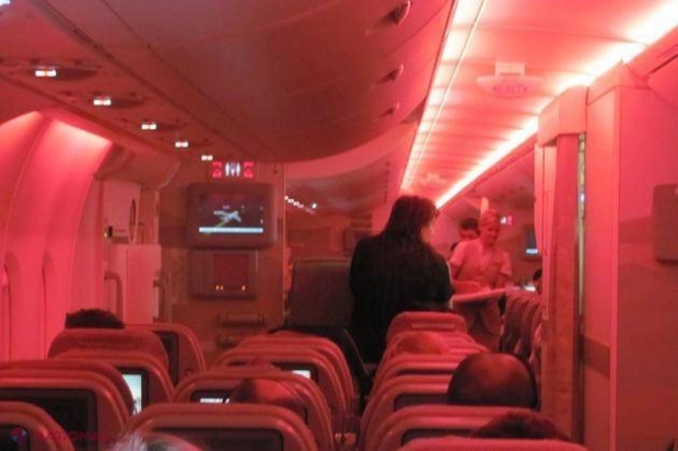 A auzit gemete în toaleta avionului, însă ce a făcut o stewardesă i-a lăsat fără cuvinte pe toţi pasagerii