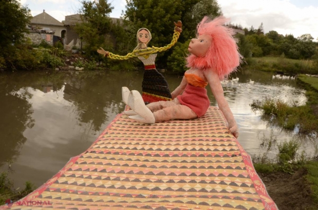 FOTO Se întâmplă în R. Moldova: Păpuşi plutitoare pe râuri