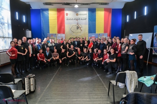 Coregrafi din România şi R. Moldova au dansat la Iaşi „Hora peste Prut”