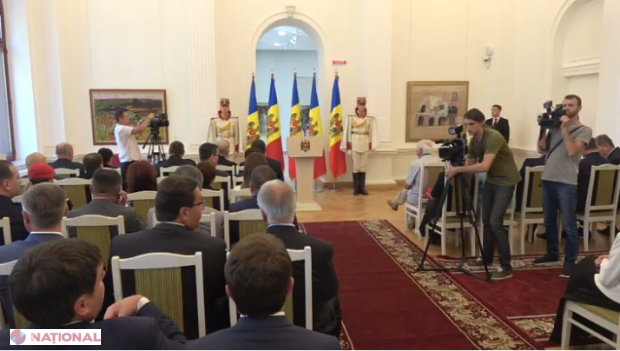 LISTĂ // PREMIERĂ: Președintele Parlamentului a acordat DISTINCȚII de stat de Ziua Independenței R. Moldova
