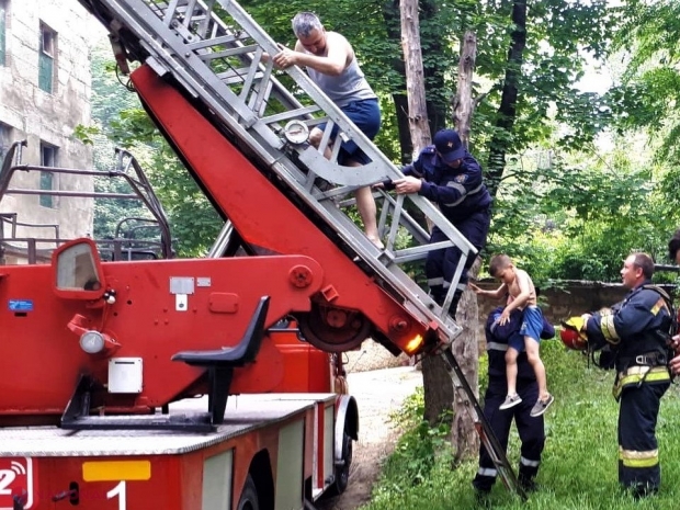 VIDEO // INCENDIU într-un bloc de locuit din Chișinău: Șapte persoane rănite, peste 20 EVACUATE, inclusiv copii, cu ajutorul unei autoscări