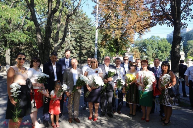 FOTO // Deputați în haine NAȚIONALE, de Ziua Independenței. Ultimul premier al liberal-democraților a venit alături de colegi în PMAN