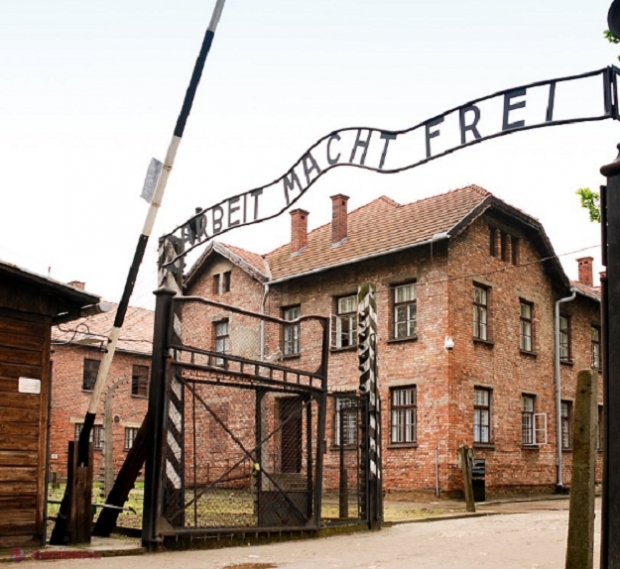Premierul Chicu, în fața „Porții Morții” de la fostul lagăr de concentrare de la Auschwitz
