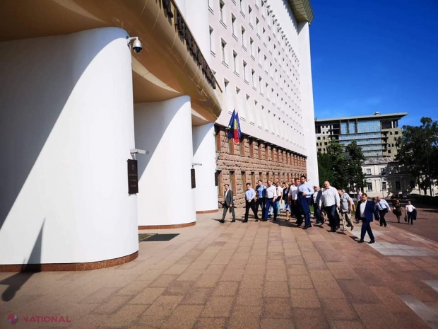 Deputații PSRM au venit la Parlament pentru a continua discuțiile cu Blocul „ACUM”: „Astăzi e o zi decisivă”
