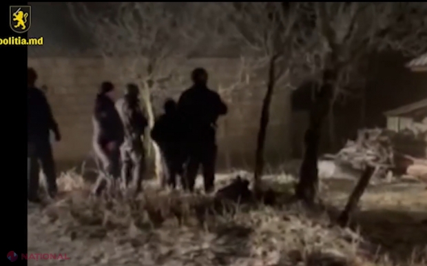 VIDEO // Un bărbat din Recea a fost UCIS cu sânge rece în propria gospodărie. Agresorii i-au aplicat mai multe lovituri cu picioarele, după care l-au înjunghiat în cap. Unul dintre suspecți a fost CAPTURAT de angajații de la „Fulger”