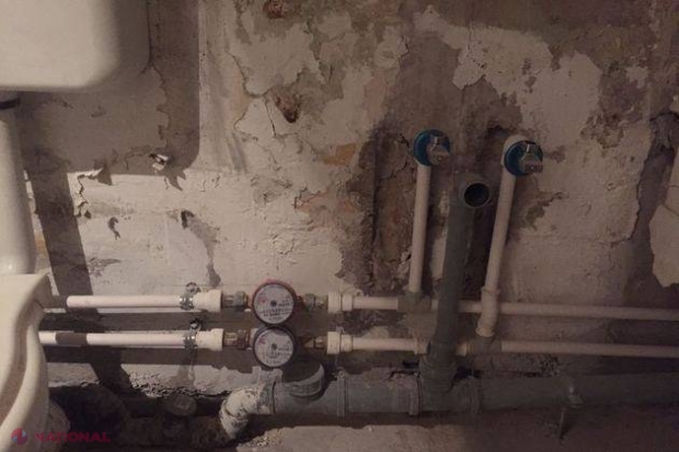 FOTO // S-au apucat să RENOVEZE o baie, însă au făcut o DESCOPERIRE neaşteptată. Ce au găsit doi instalatori