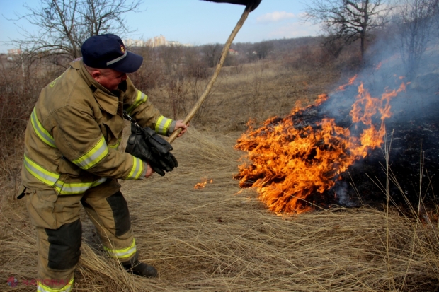 VIDEO // ARDE R. Moldova: Pompierii luptă zilnic cu focarele de vegetație