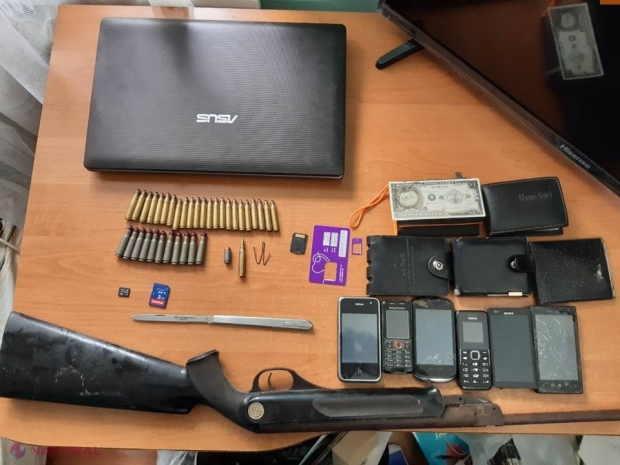 VIDEO // Căutau un HOȚ, dar au dat peste zeci de cartușe pentru „Kalașnikov”: Un tânăr din Stăuceni, pe mâna oamenilor legii