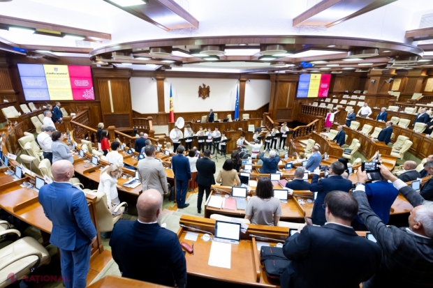 VIDEO // Deputații, petrecuți cu FANFARĂ în vacanță: 11 copii și dirijorul lor din Hăsnășenii Mari, prestație emoționantă în Parlament, la închiderea sesiunii plenare de primăvară
