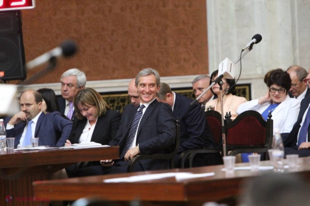 PRIMII BANI // Ministrul care a vândut pielicele de iepuri şi deputatul care a cântat într-o formaţie