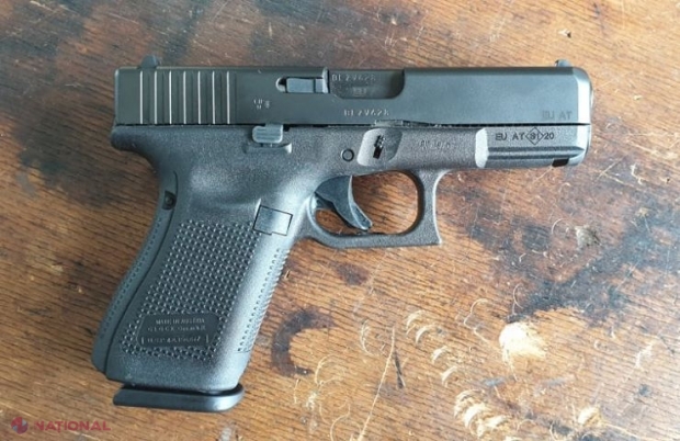 Geanta unui polițist, FURATĂ cu tot cu PISTOL, la Ciocana: Hoțul a reușit să tragă trei focuri în curtea unui bloc de locuit