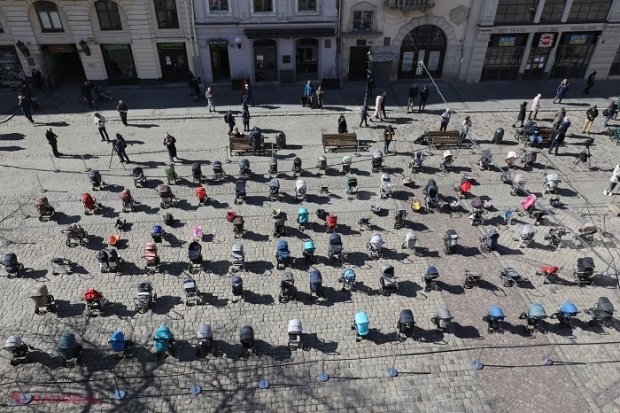 FOTO // DURERE: 109 cărucioare aduse în centrul orașului Lvov din Ucraina în memoria celor 109 copii uciși de bombele rusești: „Acesta este prețul teribil al războiului pe care Ucraina îl plătește astăzi”
