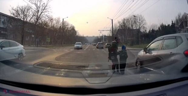 VIDEO // Șoferița care a fost la un pas să lovească o mamă și doi copii pe o trecere de pietoni din Chișinău, IDENTIFICATĂ și SANCȚIONATĂ: „Mulțumim persoanei care a făcut publică încălcarea”