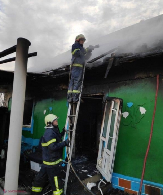 Casa unor bătrâni din Telenești a luat foc: Femeia a murit, iar bărbatul de 82 de ani a fost scos din flăcări de către vecini