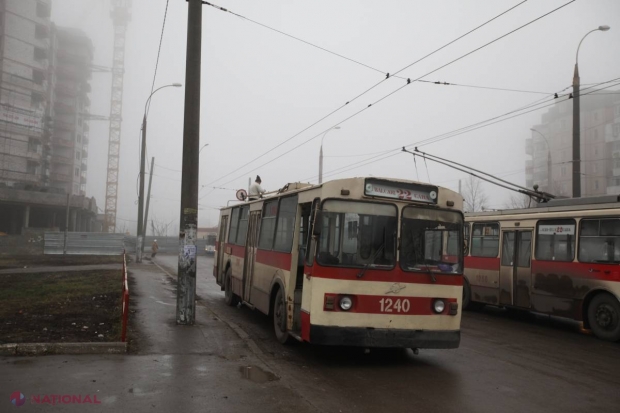 O TAXATOARE a troleibuzului nr. 9 a fost AGRESATĂ de un șofer de MICROBUZ. Riscă să piardă sarcina