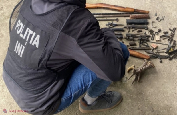 VIDEO // Arsenal de ARME și muniții, dar și sisteme optice de ochire și monitorizare pe timp de noapte, descoperite în câteva gospodării de la nordul R. Moldova