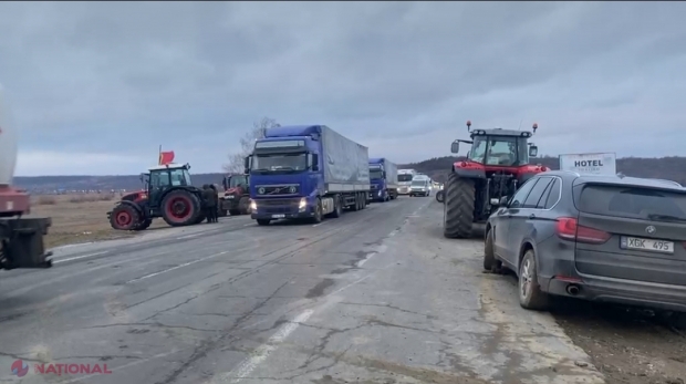 Fermierii au DEBLOCAT drumul acces spre vama Leușeni - Albița, însă vor relua PROTESTUL joi, la ora 9.30. Cetățenii sunt avertizați să evite acest punct de trecere a frontierei, deoarece va fi din nou blocat cu tractoarele