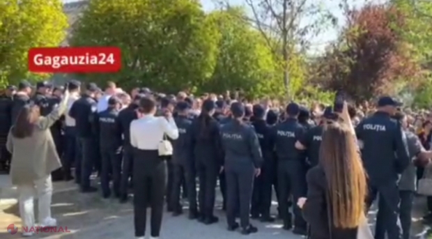 VIDEO // Oamenii fugarului Șor, noi PROVOCĂRI la Comrat. Zeci de cetățeni au fost aduși în fața Universității de Stat din Comrat, pentru a zădărnici vizita Maiei Sandu în Găgăuzia. Unii manifestanți au încercat să pătrundă în instituția de învățământ