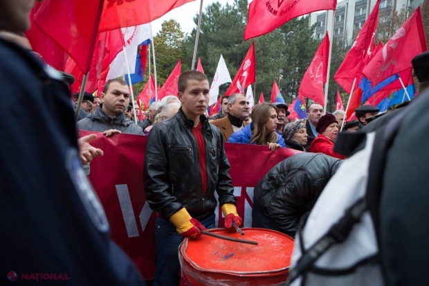 FOTO // Comuniștii au scos sute de oameni în stradă 