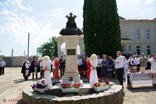 Bust al lui Ștefan cel Mare și Sfânt, inaugurat la Lipnic, Ocnița, în prezența oaspeților de la Iași: „Astfel de simboluri sunt esențiale pentru a păstra vie istoria, pentru a o face cunoscută generațiilor viitoare, pentru a ne proteja identitatea”