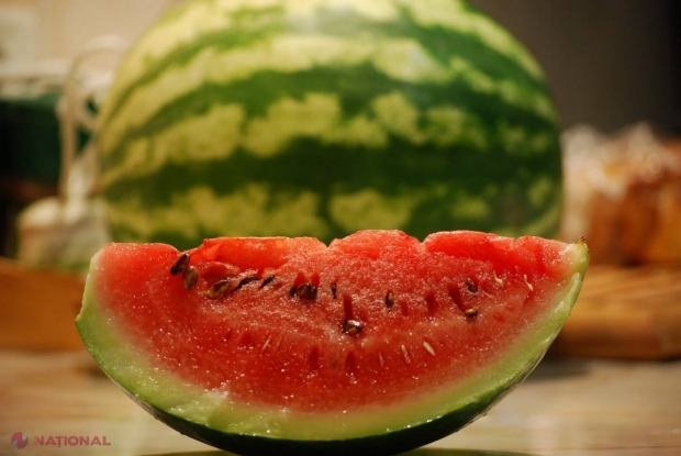 DESCOPERIRE UIMITOARE: Ce se întâmplă dacă mănânci pepenele roşu cu tot cu seminţe  