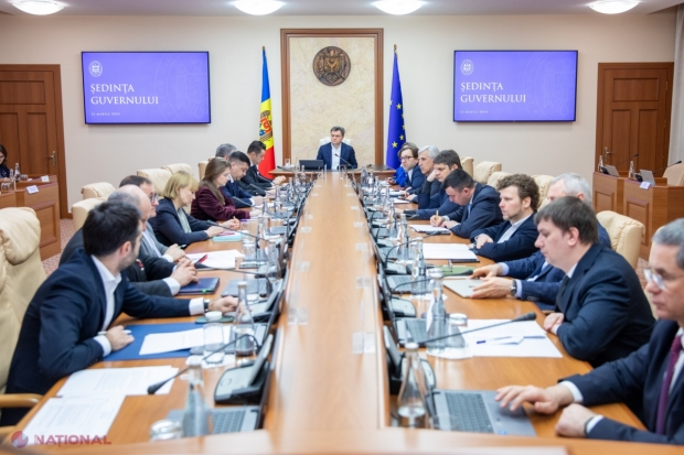 Ședință EXTRAORDINARĂ la Guvern. Miniștrii au fost convocați de urgență de premierul Recean, după ce a prezentat Parlamentului raportul de activitate al Executivului pentru anul 2023