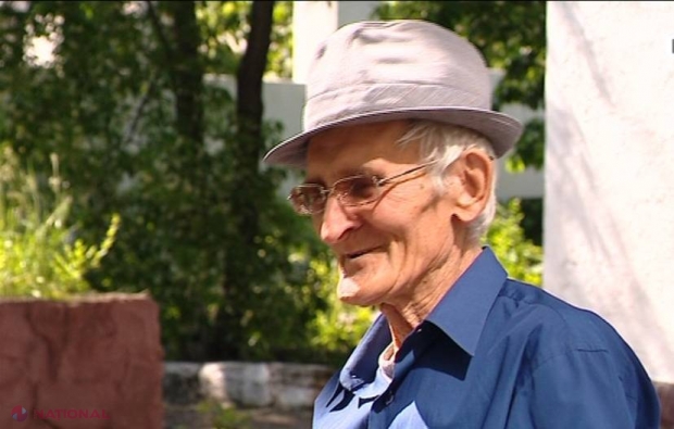 Cel mai în vârstă angajat din R. Moldova! Are 90 de ani și lucrează ca măturător la instituția la care a fost director!