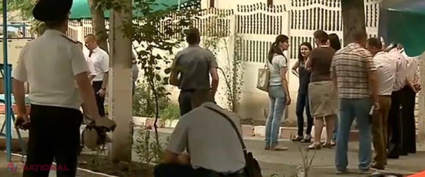 S-a baricadat într-o grădiniță, a scos pistolul și a amenințat că se omoară. Vezi motivul pentru care un tânăr a pus pe jar polițiștii