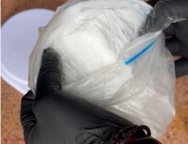 VIDEO // Transporta pasageri pe ruta București - Chișinău, dar și COCAINĂ. În microbuzul șoferului a fost depistată o cantitate mare de droguri, care depășește suma de 800 000 de lei